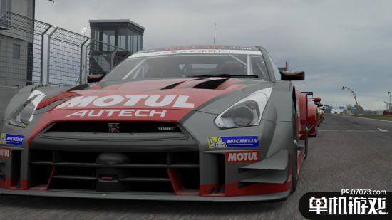 【游戏封面】 游戏名称:极限竞速7英文名称:Forza Motorsport 7游戏类型:赛车竞速游戏制作:Turn 10游戏发行:微软游戏平台:PC/Xbox One上市时间:2017.10.03官方网站:点击进入 竞速大作《极限竞速7》已经发售,虽然游戏在早些时候出现了下载问题,但是游戏本身的素质是非常出色的。IGN评分9.