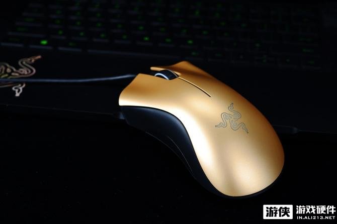 Razer DeathAdder 炼狱蝰蛇3500《穿越火线》金典版游戏鼠标采用高精度传感器,能够瞬间对你的手部动作作出响应,确保你在各种战况下都能从容应对。此款鼠标最大支持3500DPI,零差值并能还原鼠标移动轨迹,使其成为电子竞技选手和游戏爱好者的理想之选。 Razer DeathAdder 炼狱蝰蛇3500《穿越火线》金典版游戏鼠标的外形设计经过精雕细琢,让你手握鼠标时可以获得舒适的游戏体验。其外形贴合手掌,大面积的鼠标按键采用手指触觉感应设计,让你可以快速连击。 Raze